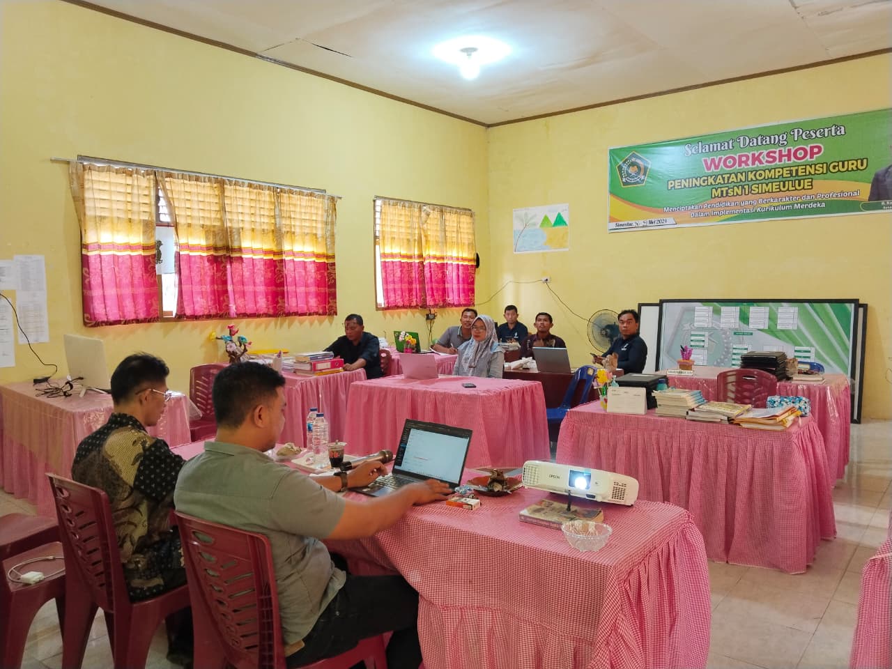 Kepala MTsN 1 Simeulue Bapak Marhadin, ST Resmi Membuka Kegiatan Bimtek Website Madrasah